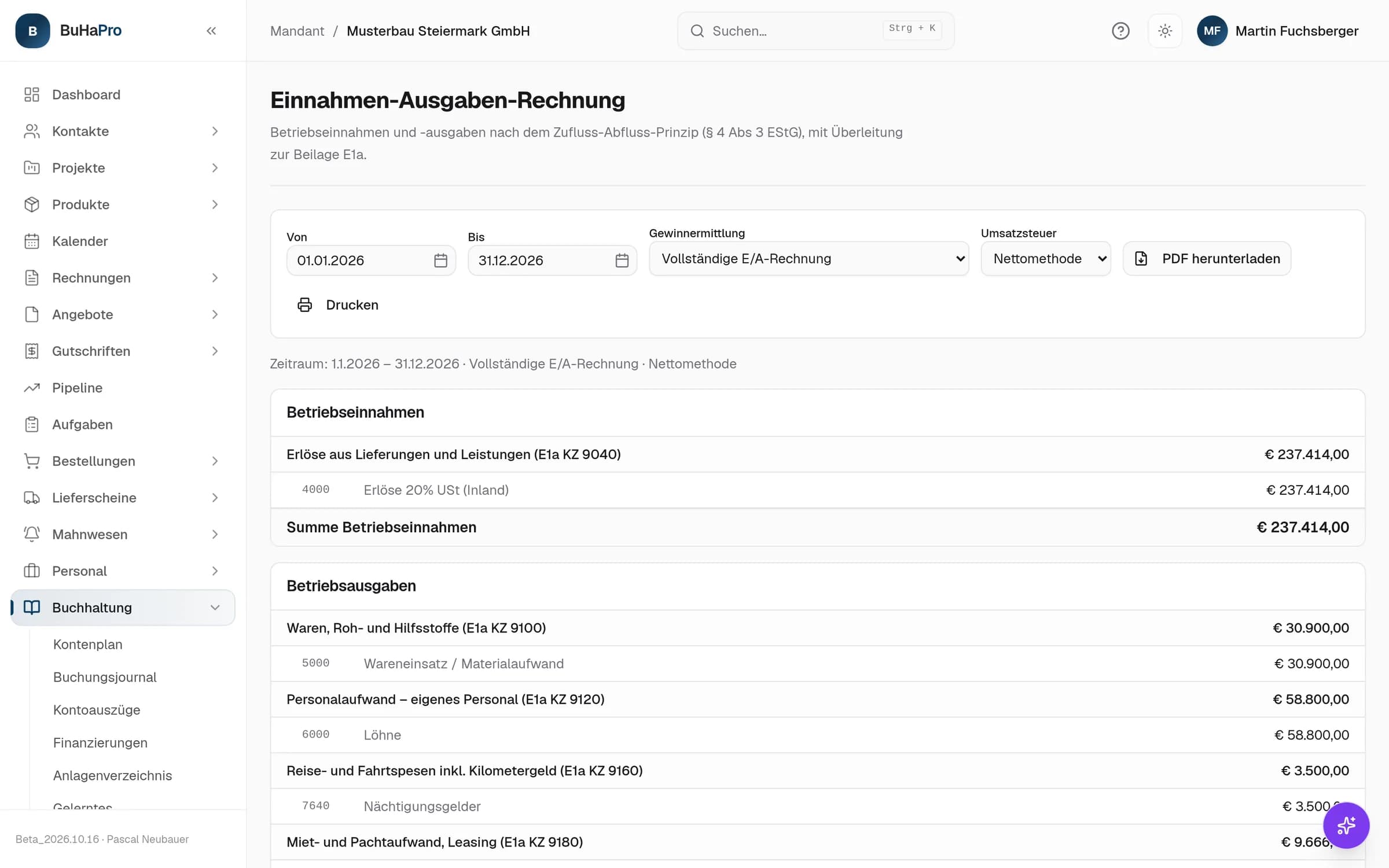 Einnahmen-Ausgaben-Rechnung in BuHaPro für das Jahr 2026: Betriebseinnahmen und Betriebsausgaben, gegliedert nach den Kennzahlen der Beilage E1a, mit den Konten darunter. Oben die Wahl der Gewinnermittlung, Nettomethode und der Knopf für den PDF-Download.