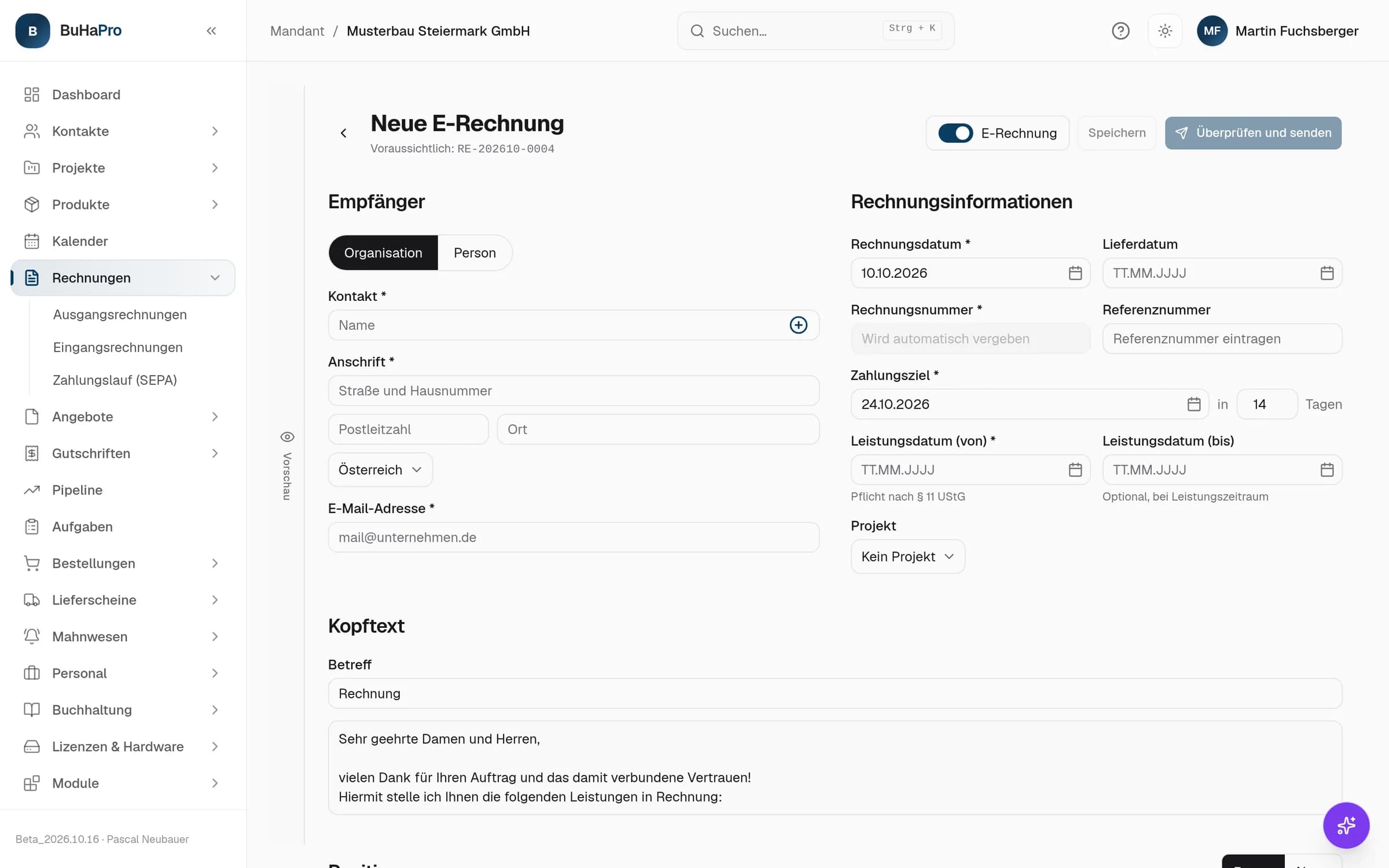 Formular „Neue E-Rechnung“ in BuHaPro. Links der Empfänger mit Kontakt, Anschrift und E-Mail-Adresse, rechts Rechnungs-, Liefer- und Leistungsdatum, Zahlungsziel in 14 Tagen und die automatisch vergebene Rechnungsnummer.