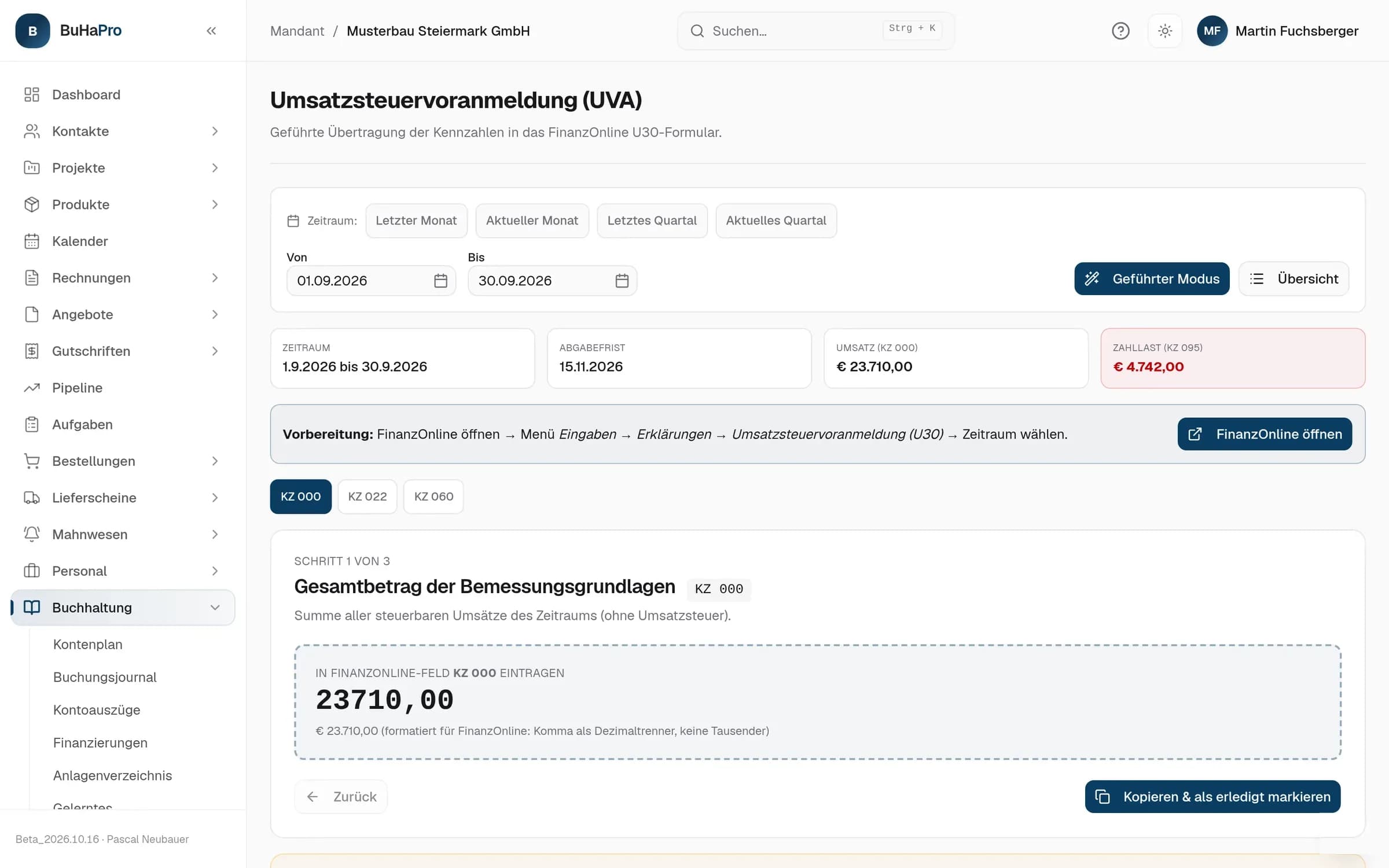 Bildschirm „Umsatzsteuervoranmeldung (UVA)“ für September 2026: Abgabefrist 15.11.2026, Umsatz KZ 000 mit 23.710,00 € und hervorgehoben die Zahllast KZ 095 mit 4.742,00 €. Darunter der geführte Modus, Schritt 1 von 3, mit dem Wert 23710,00 für das FinanzOnline-Feld KZ 000.